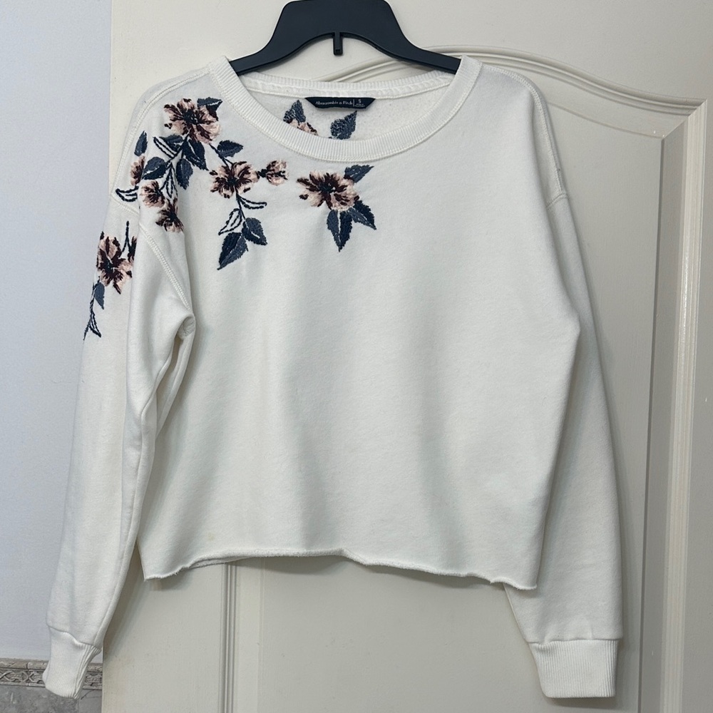 Abercrombie & Fitch White Floral Embroidered Crewneck Sweatshirt
